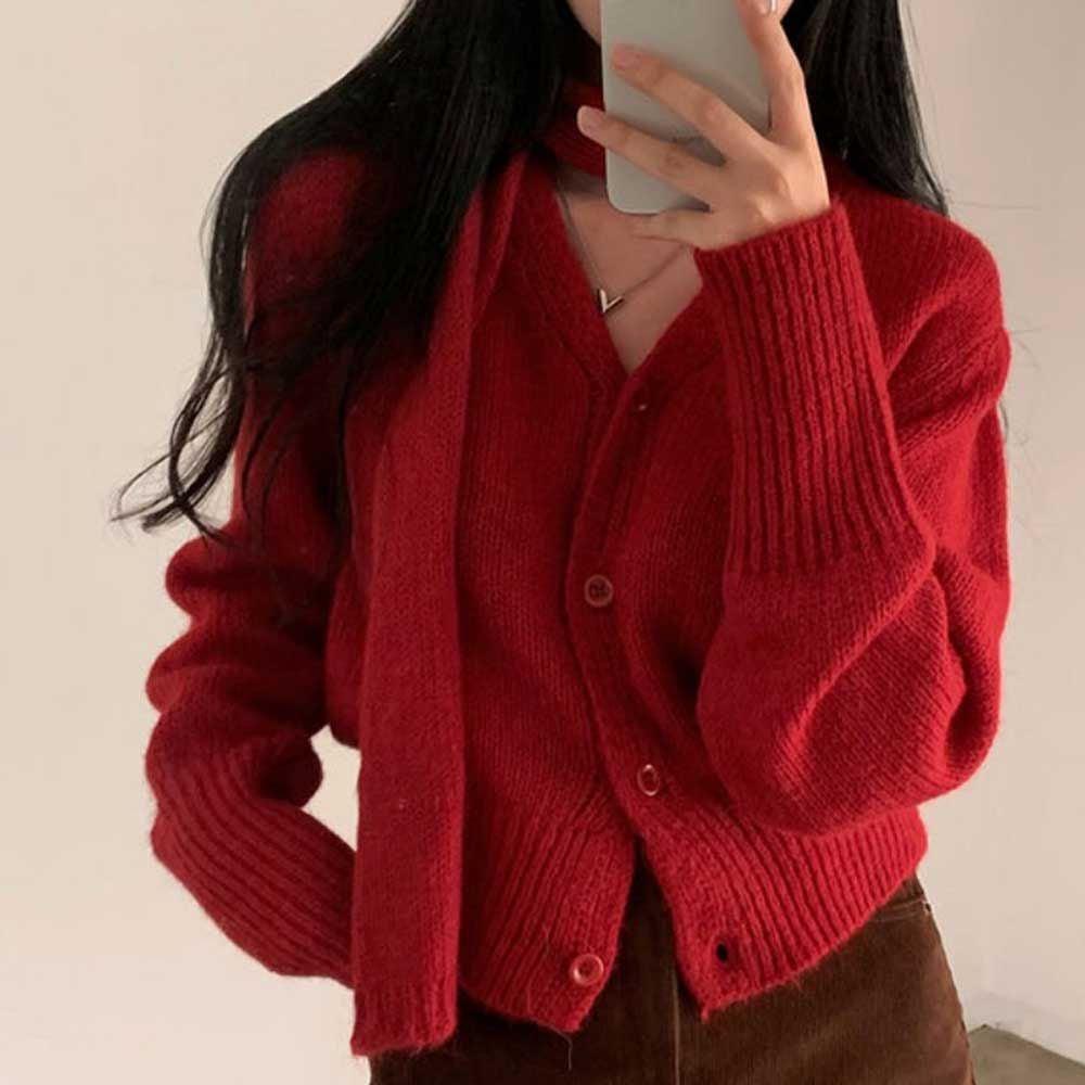 빨간색 니트가디건 스카프세트 브이넥 여성 연말모임 데이트룩